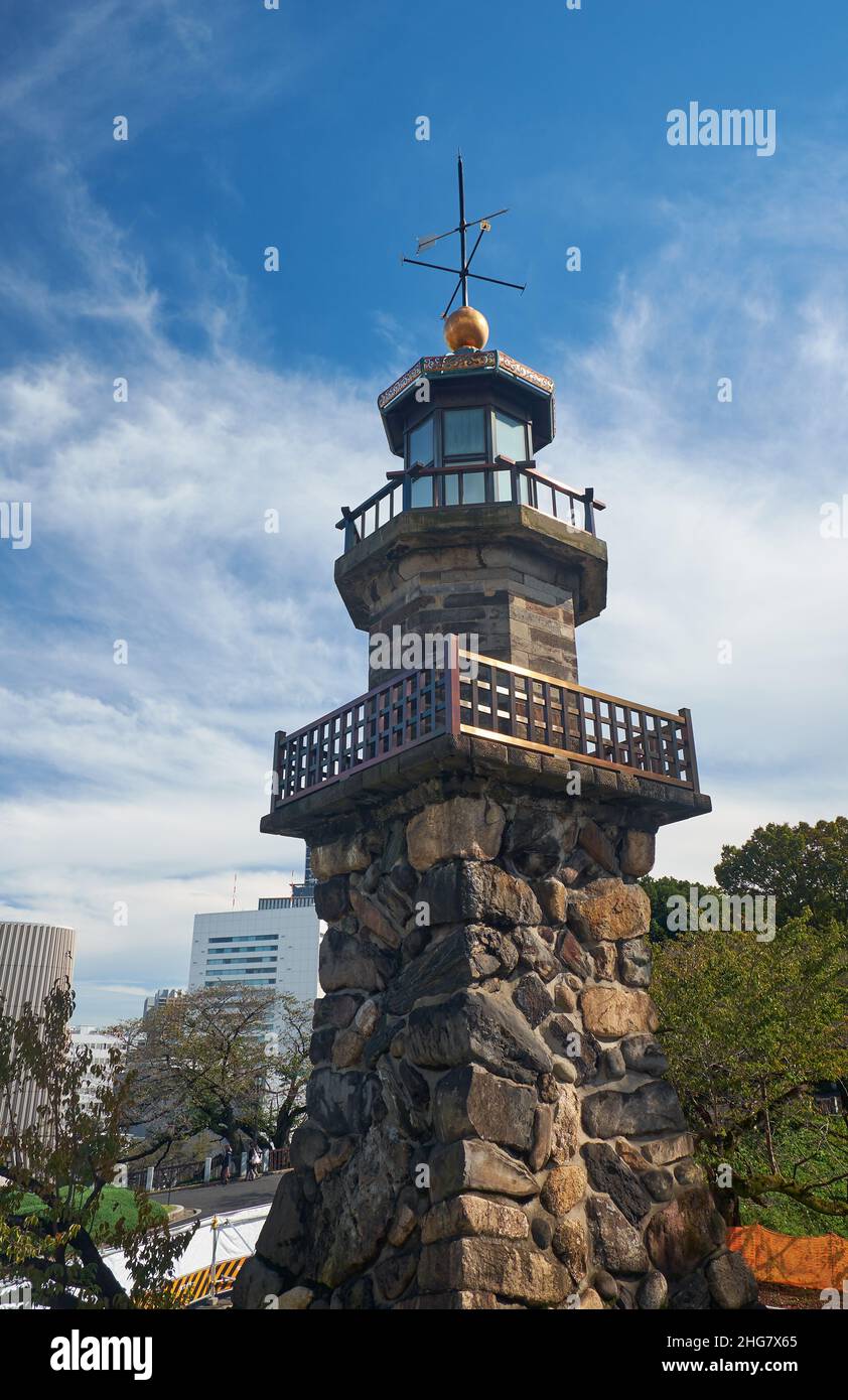 Torre di Lanterna tutta notturna (Takatoro Jotomyodai) in pseudo stile occidentale al santuario di Yasukuni. Chiyoda. Tokyo. Giappone Foto Stock