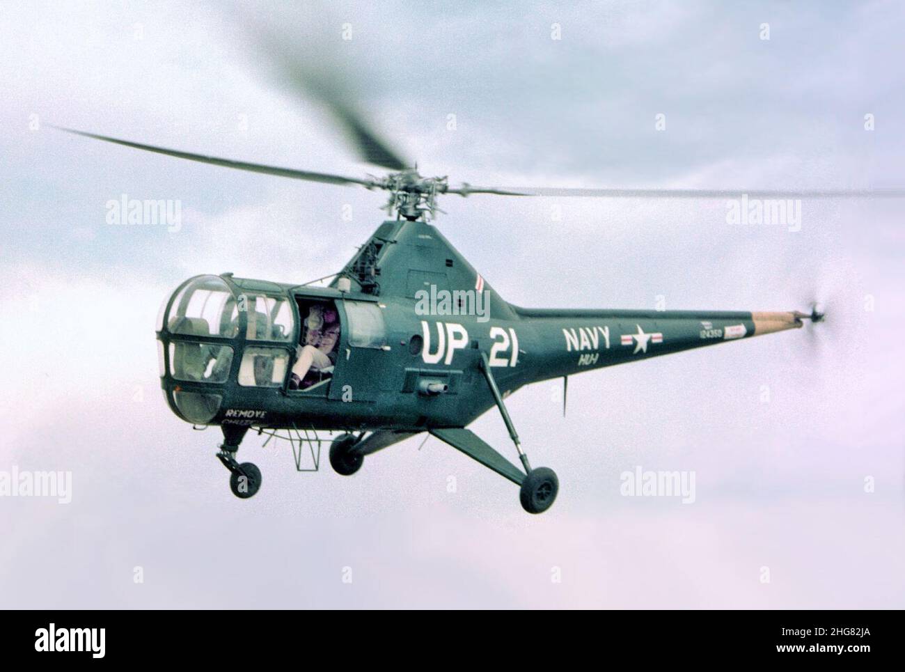 Sikorsky HO3S-1 di HU-1 decollo da USS New Jersey (BB-62) al largo della Corea il 14 aprile 1953 (tagliato). Foto Stock