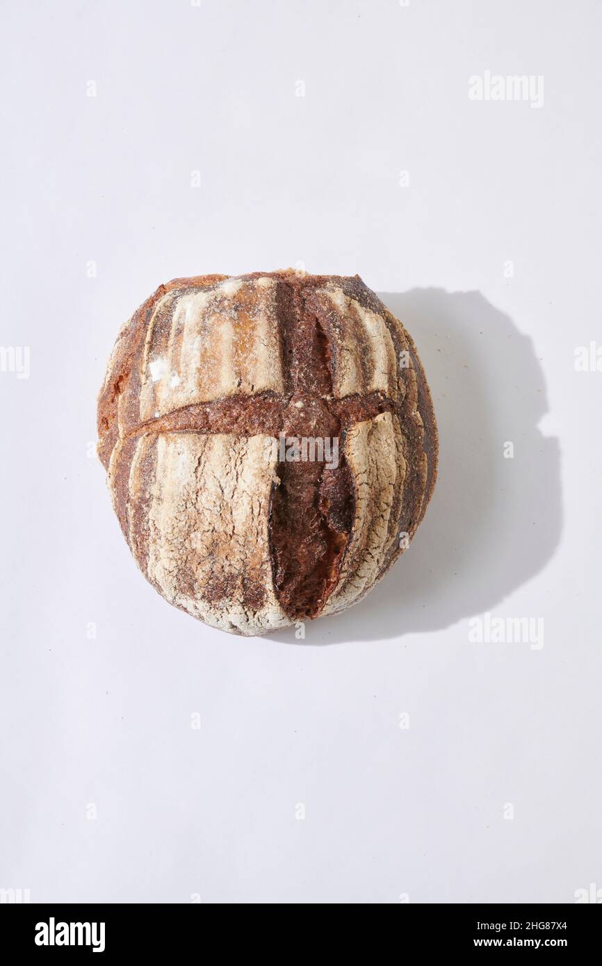 Weizenmischbrot Laib auf weissem Grund. Foto Stock