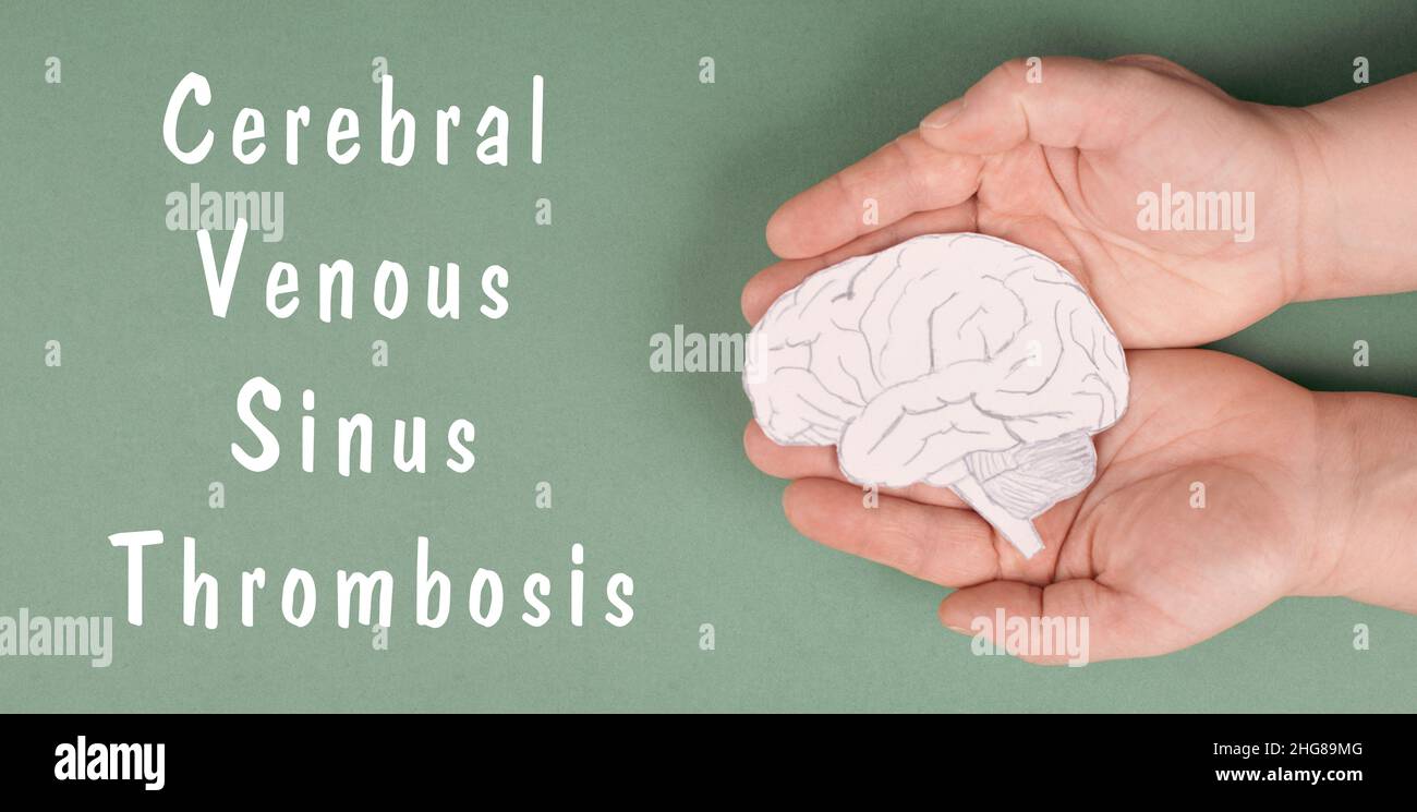 La trombosi venosa cerebrale del Sinus è in piedi su una carta, le mani che tengono un cervello, danno di vaccino, covid-19 Foto Stock