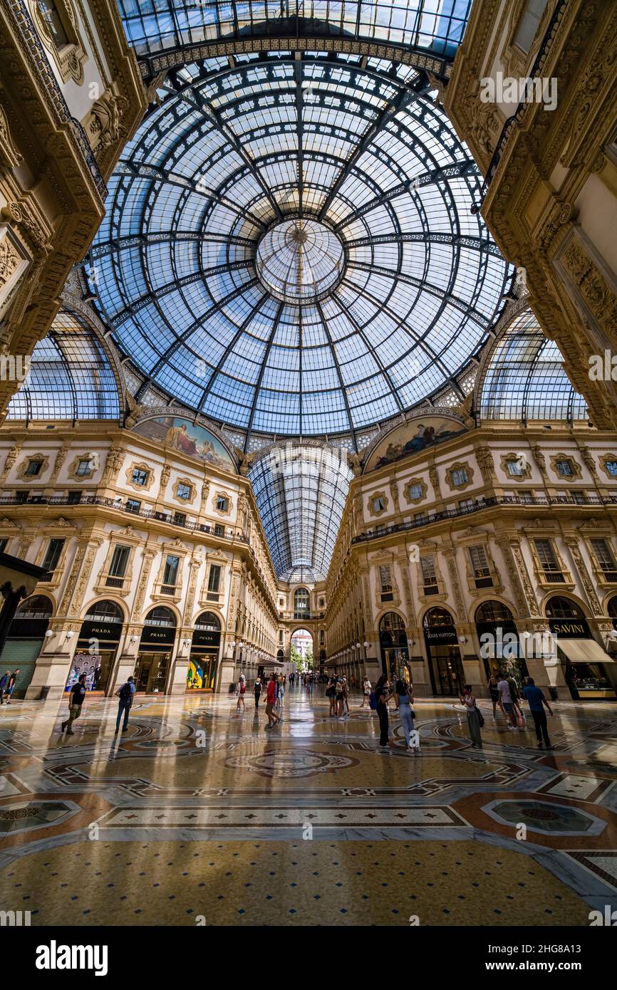 Vista interna della Galleria Vittorio Emanuele II, la più antica galleria commerciale attiva d'Italia. Foto Stock