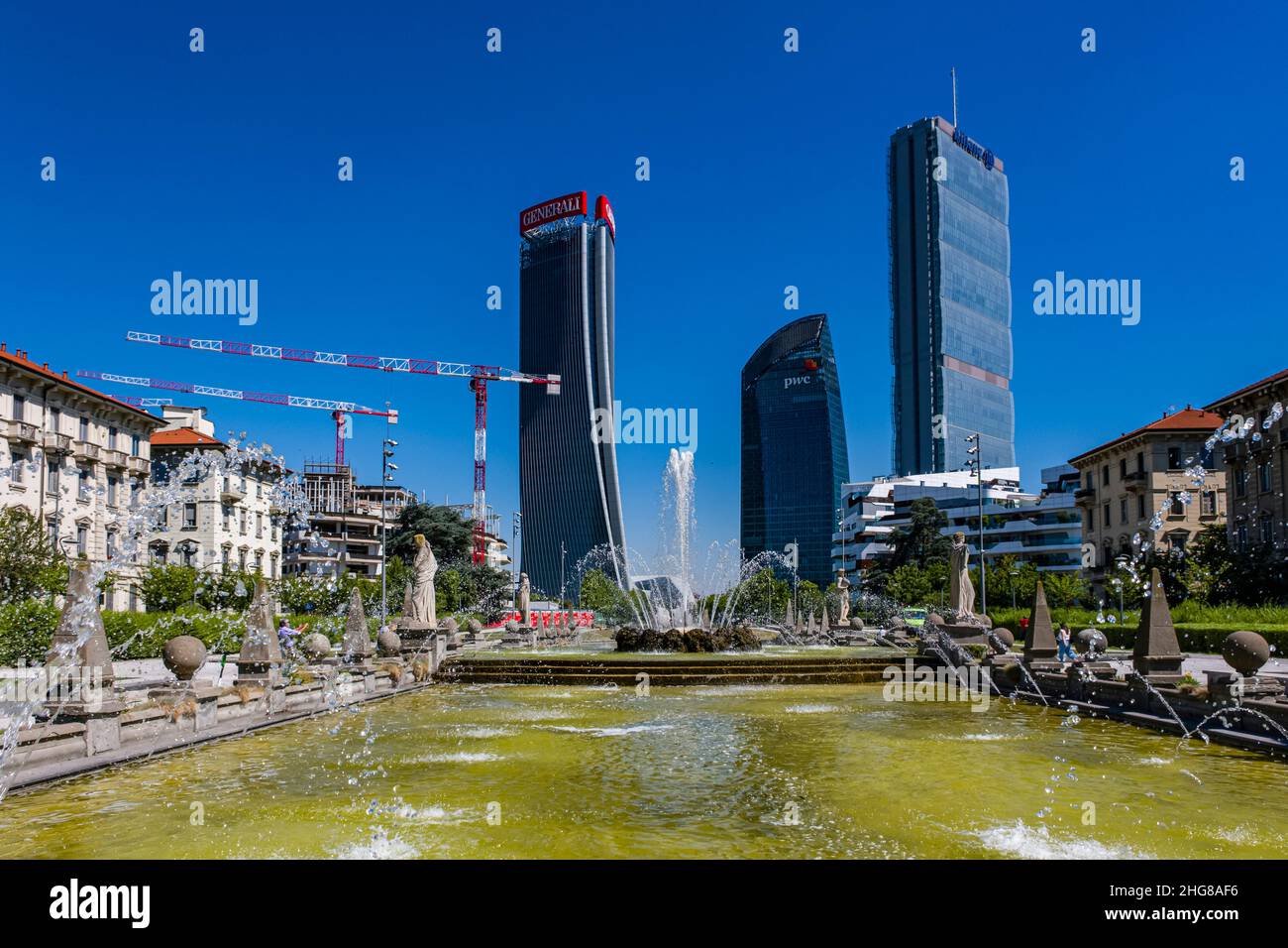 Moderni grattacieli nel quartiere di porta nuovo, visti su una fontana. Gru sono erette per più costruzione. Foto Stock