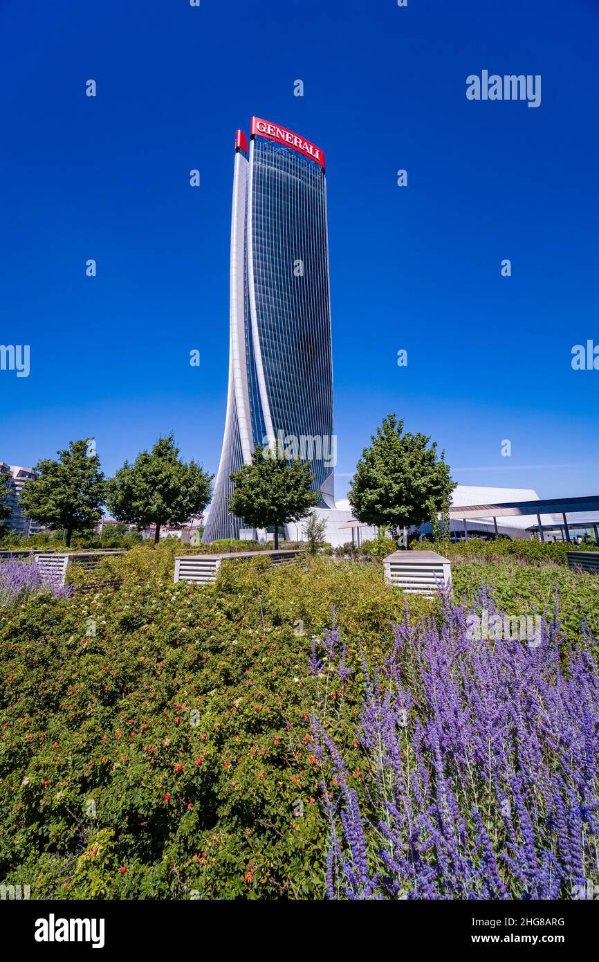 Torre generali, lo Storto, la Torre Hadid, Torre generali, uno dei moderni grattacieli del quartiere porta nuovo, visto da dietro un parco. Foto Stock