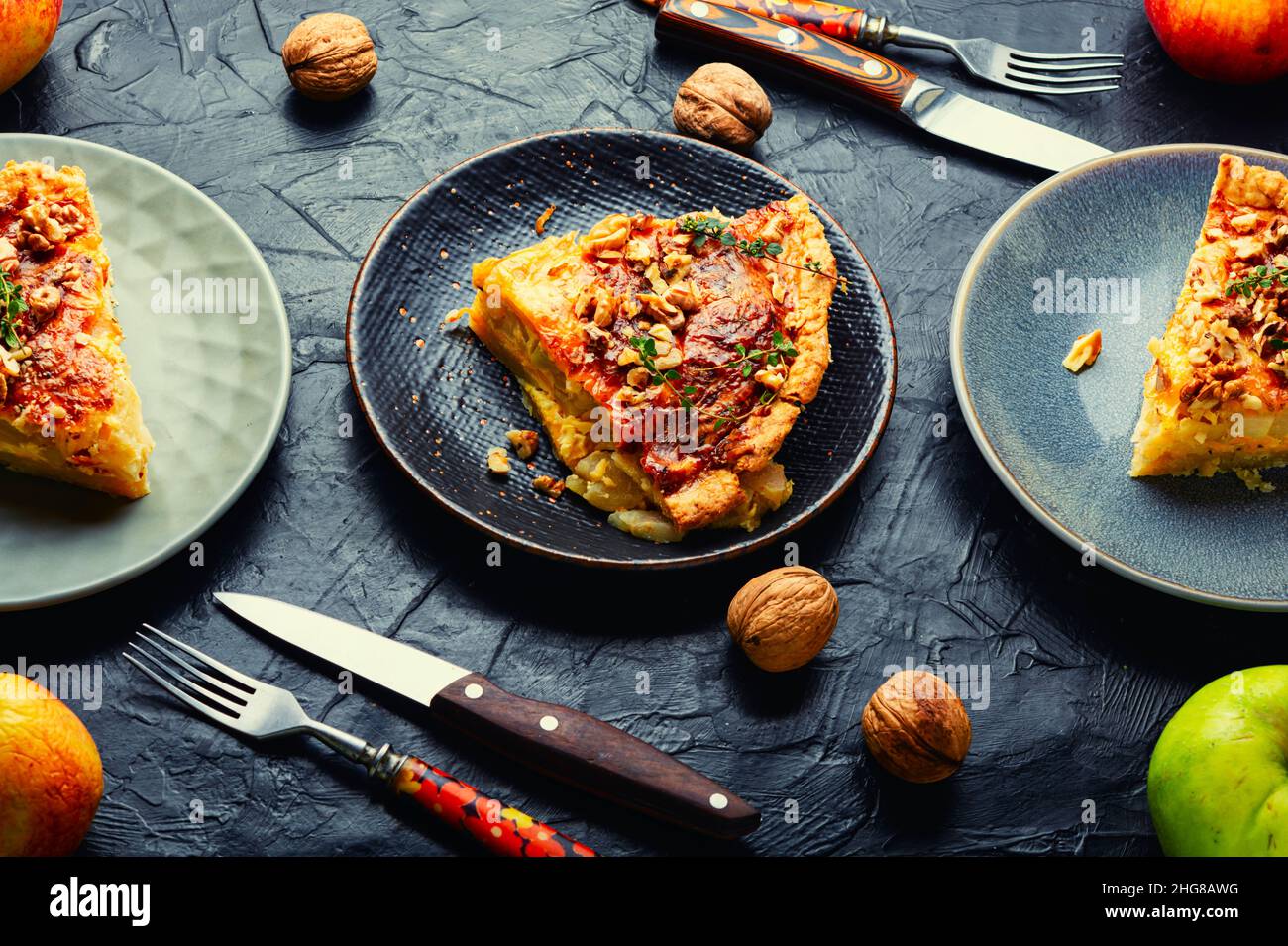 Quiche di mele con ripieno di formaggio. Quiche torta d'autunno con mele. Foto Stock