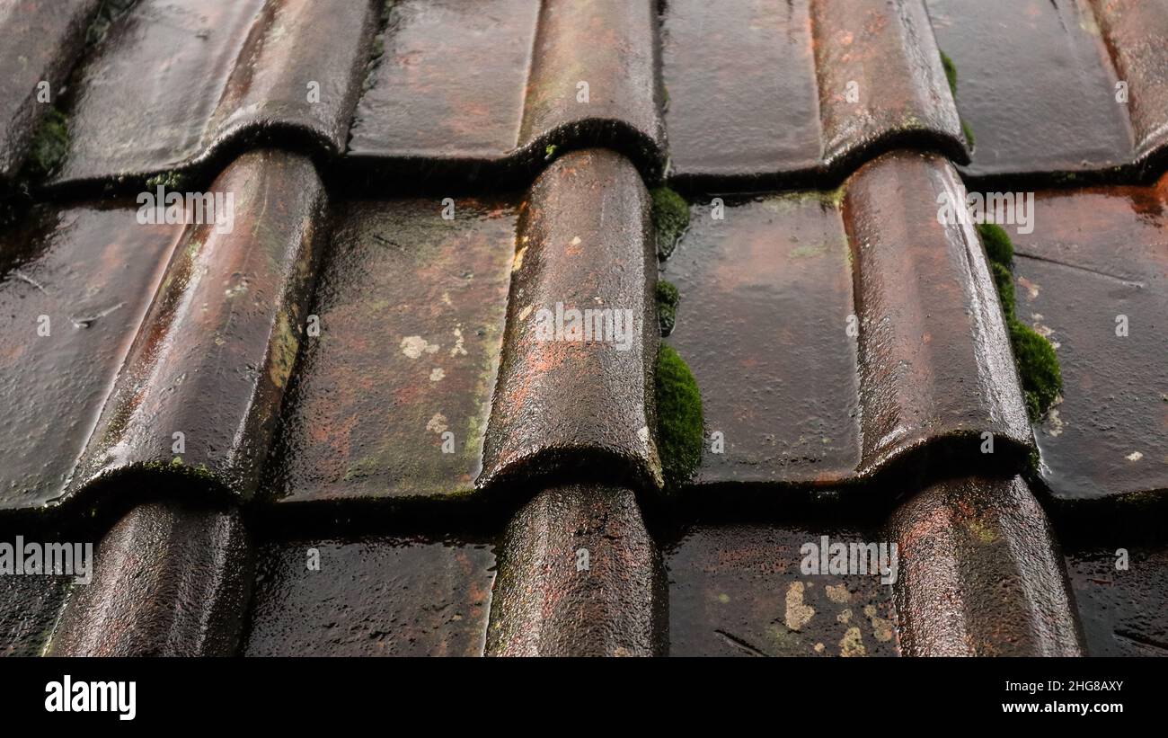 Il tetto della casa o tipico mattonelle indonesiane casa è bagnato quando è esposto alla parte di acqua piovana 1 Foto Stock