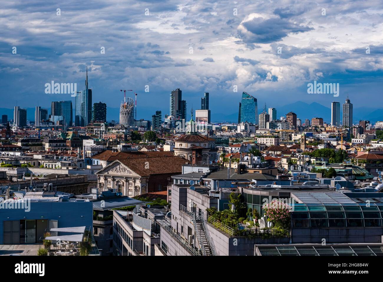 Vista sui tetti di Milano verso uno dei più importanti quartieri degli affari di Milano, il sobborgo di porta Nuova con la sua architettura moderna. Foto Stock