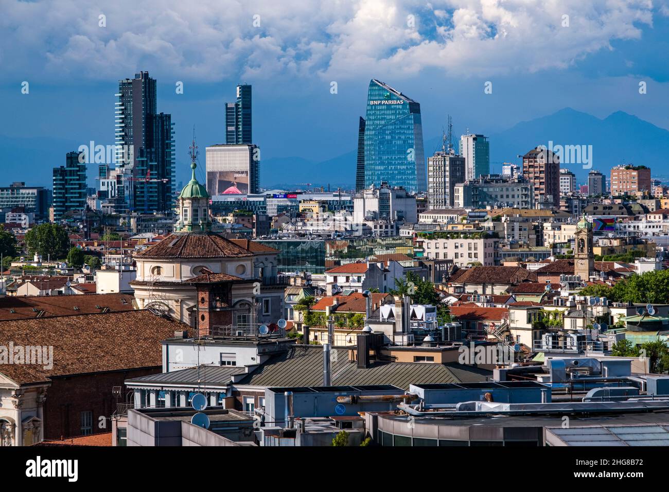 Vista sui tetti di Milano verso uno dei più importanti quartieri degli affari di Milano, il sobborgo di porta Nuova con la sua architettura moderna. Foto Stock