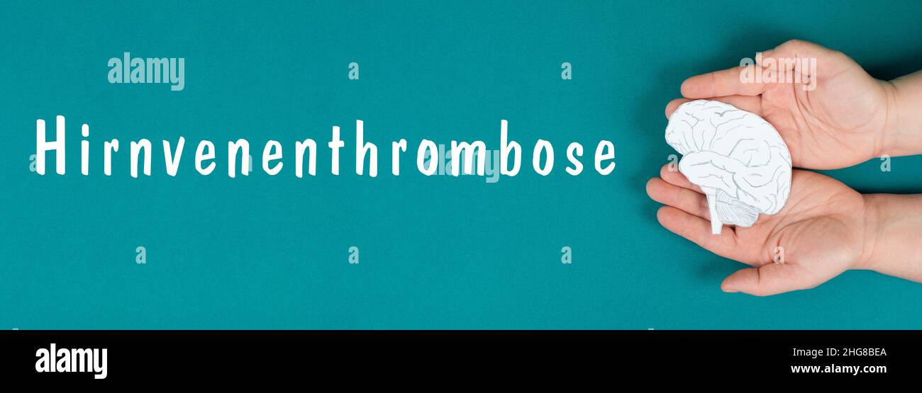 La trombosi venosa cerebrale è in piedi in lingua tedesca, Silhouette di testa con un cervello, coagulo di sangue rosso, effetto collaterale vaccino covid-19 Foto Stock