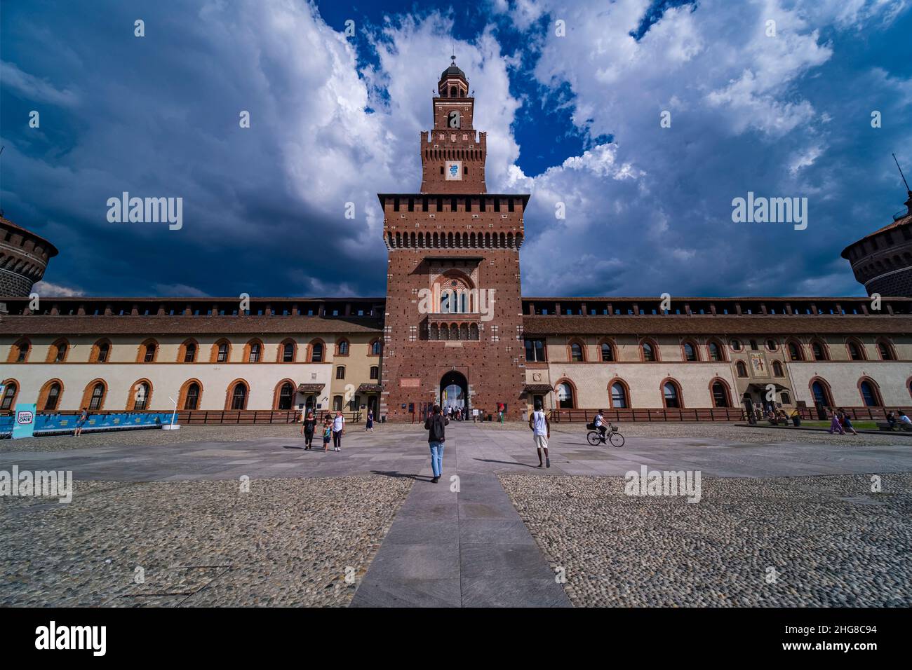 Il Castello Sforzesco, il Castello di Sforza, situato in Piazza Castello, visto dall'interno delle mura, sta arrivando una tempesta di tuoni. Foto Stock