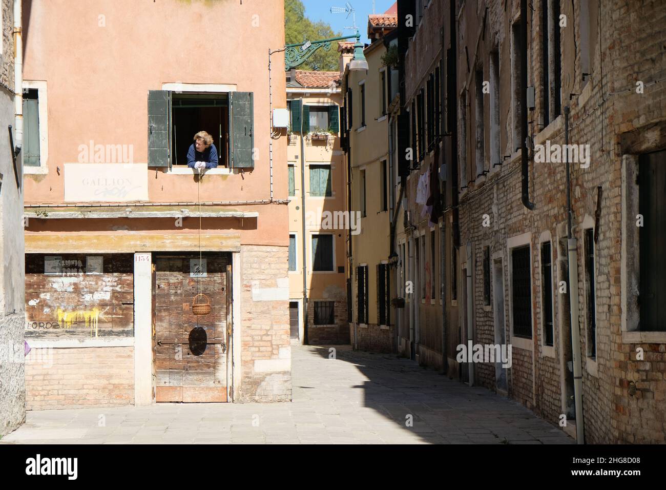 Venezia si è abbandonata durante il blocco in un clampdown senza precedenti volto a sconfiggere il coronavirus, a Venezia, 8 aprile 2020. (MVS) Foto Stock