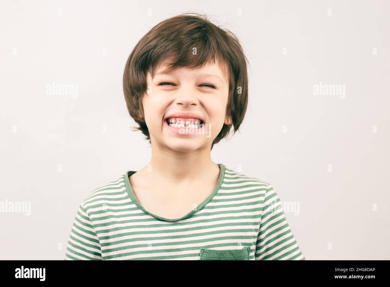 Il ragazzo bianco di 6 anni mostra il suo sorriso senza un dente. Concetto di salute dentale dei bambini Foto Stock