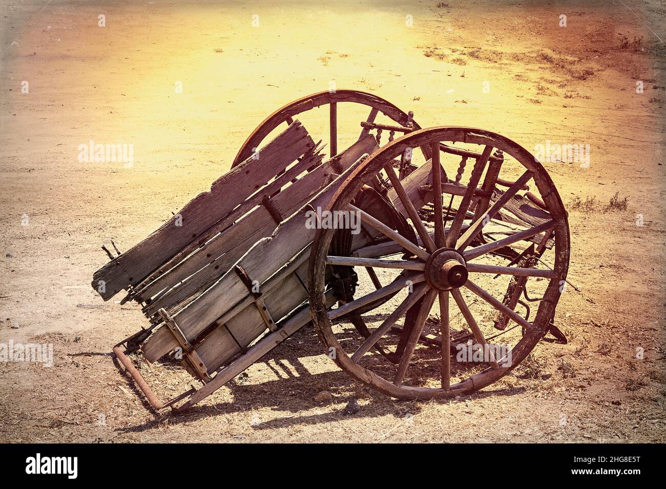 Carro . Isolato. Storico cavallo tempo e veicolo buggy fuori nel cortile. Riflesso del sole sullo sfondo. Foto Stock