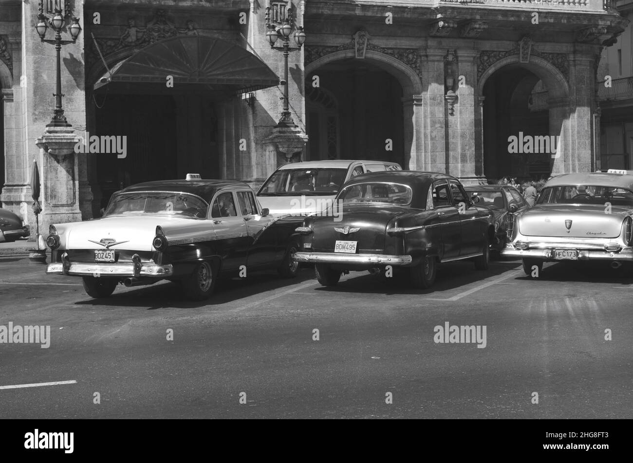 Auto classiche americane in una strada dell'Avana, capitale di Cuba, in bianco e nero Foto Stock