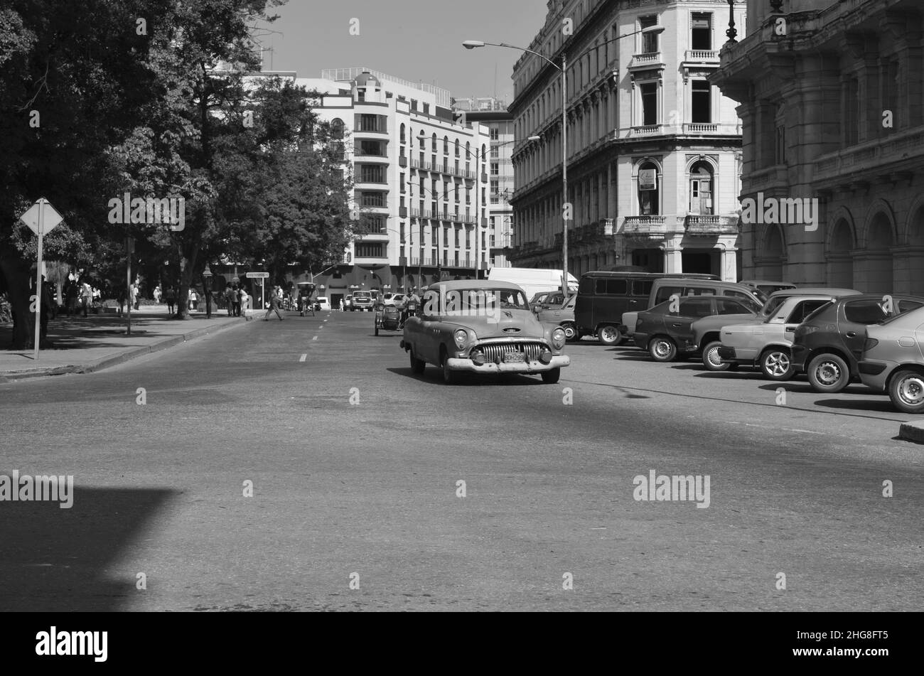 Auto classica che guida su una strada di Old Havana, Cuba, in bianco e nero Foto Stock