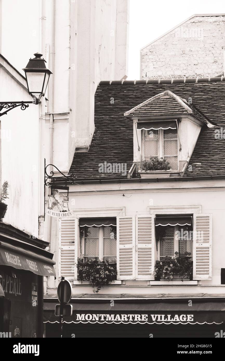 Facciata di una bella vecchia casa nel quartiere di Montmartre, Parigi, Francia Foto Stock