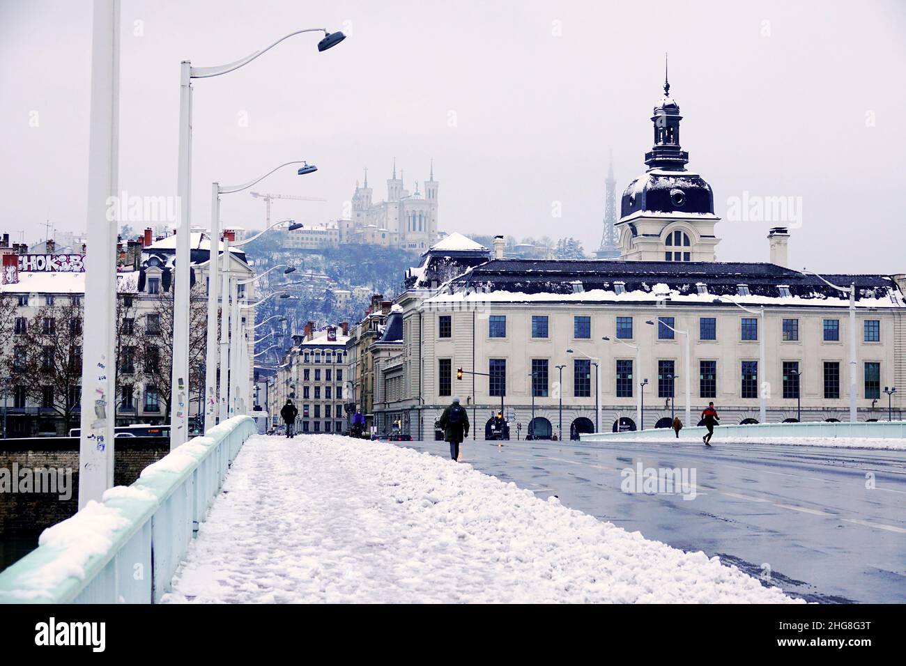 Lione coperta di neve dopo una nevicata, paesaggio urbano bianco Foto Stock