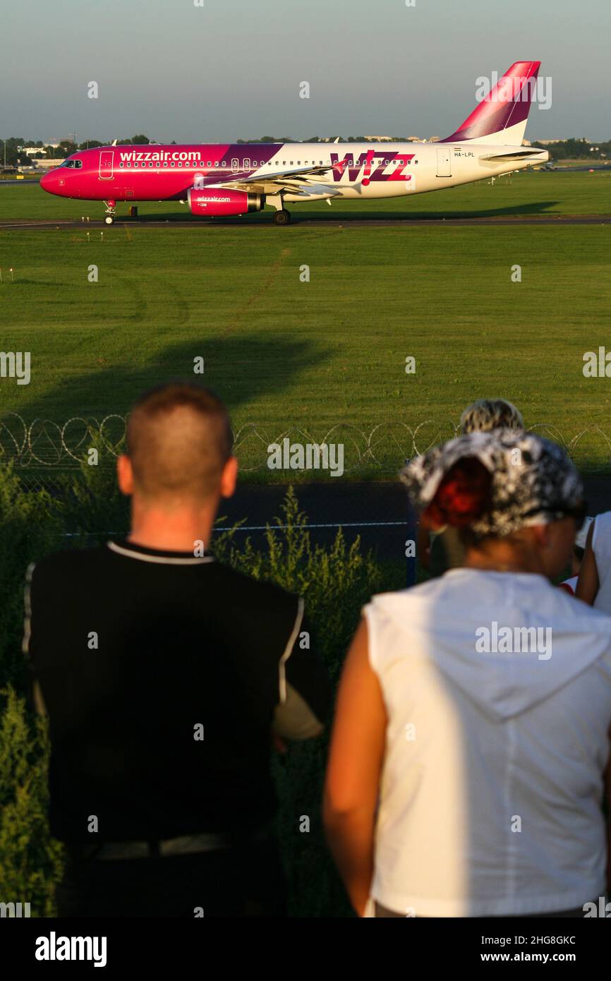 Varsavia, Polonia - 07 agosto 2008: Vista laterale delle compagnie aeree ungheresi Wizz aereo a reazione aerea Airbus A320-232 tassazioni sulla pista di atterraggio osservate da sp Foto Stock