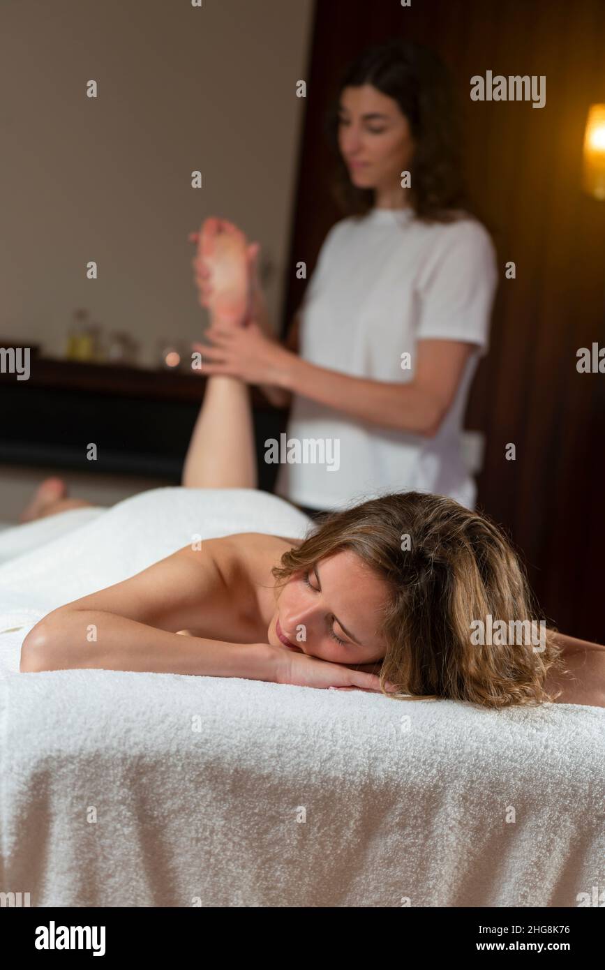 Una fisioterapista femminile che fa un massaggio ad un'altra donna Foto Stock
