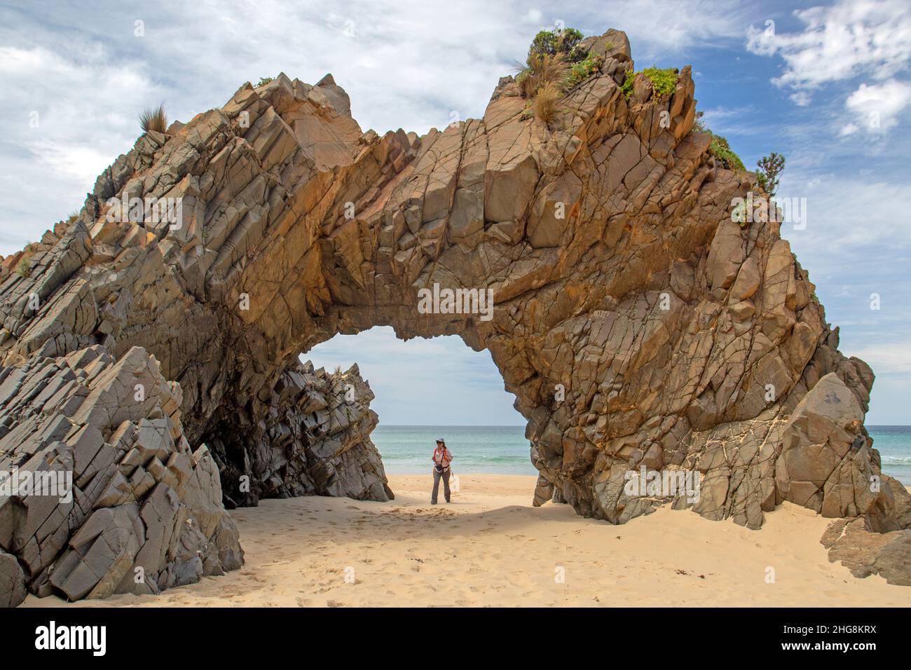 Arco di roccia a Mars Bluff sull'Isola di Bruny Foto Stock