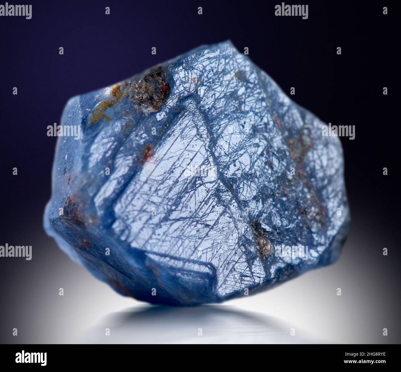 sapphire minerale campione pietra roccia geologia gemma cristallo Foto Stock