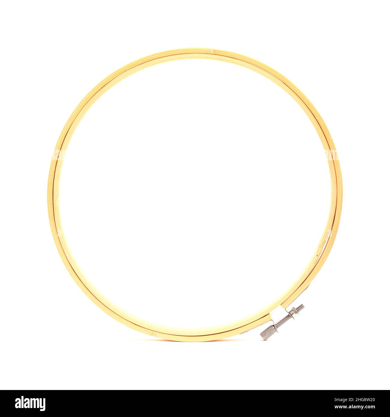 Cerchio di legno di bambù chiaro ricamo cerchio isolato su sfondo bianco Foto Stock