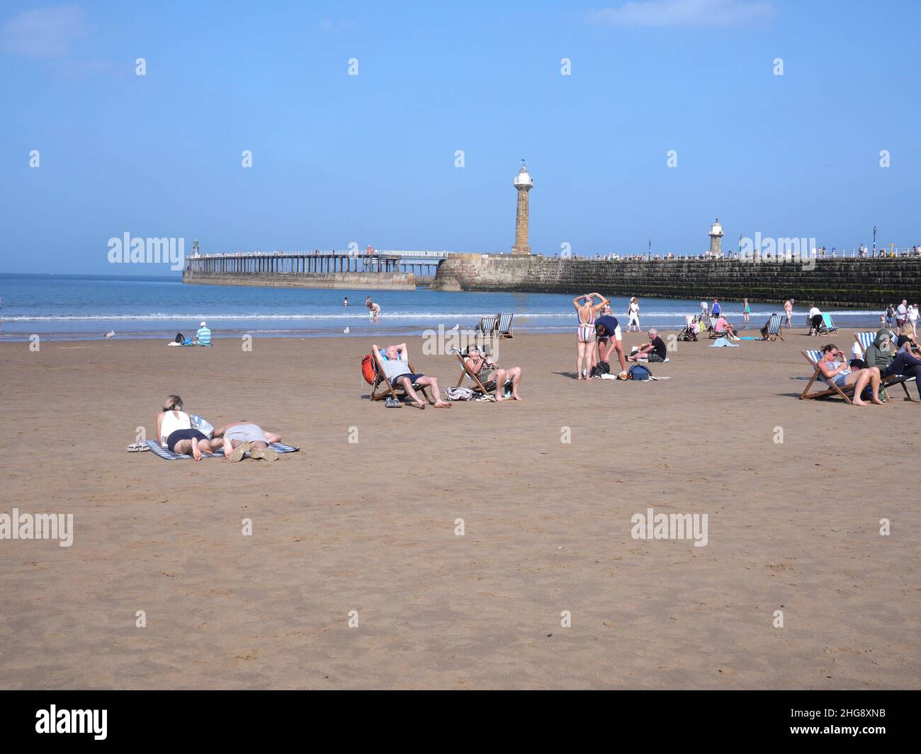 Whitby Beach presso il porto parete Regno Unito Foto Stock