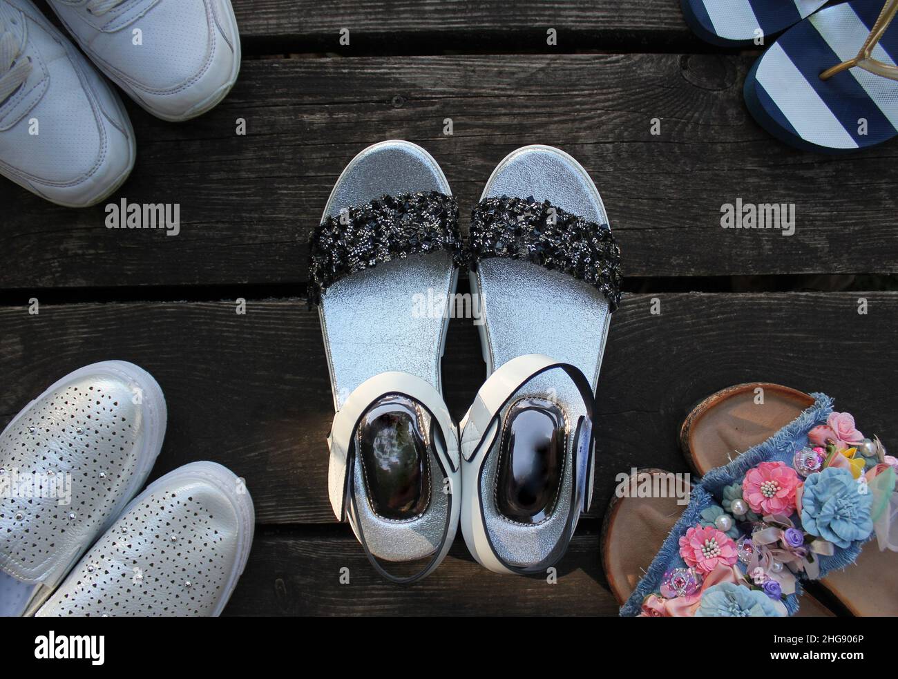 Varietà di scarpe estive donna alla moda. Piatto di espadrille, sandali, infradito, vista dall'alto. Abbigliamento estivo Foto Stock