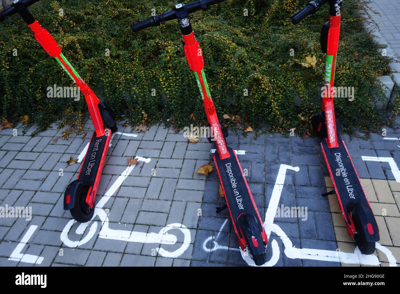 e-scooters o scooters elettrici parcheggiati Foto Stock
