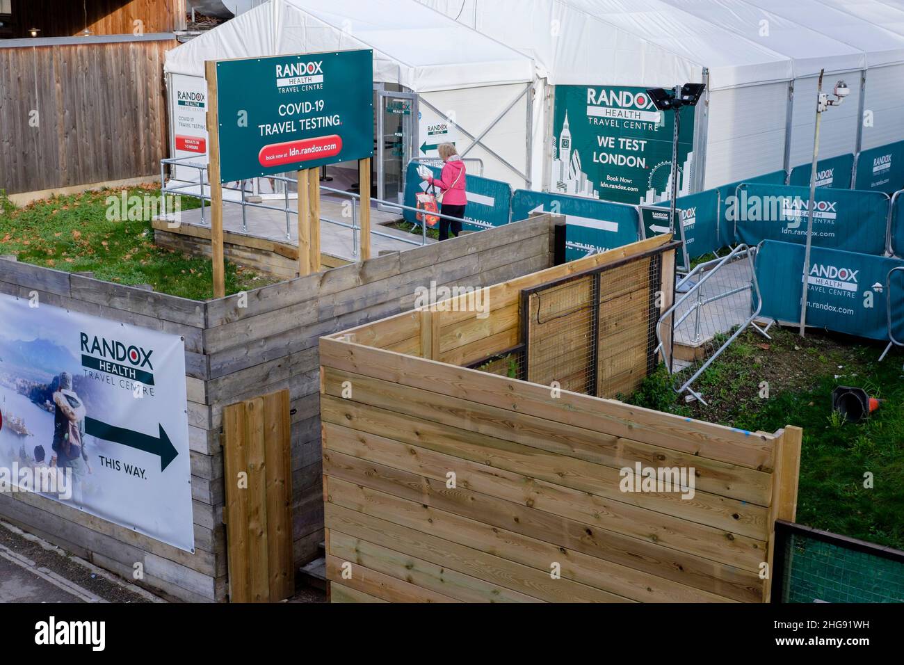 Centro temporaneo di prove di viaggio Covid-19 vicino a Waterloo Bridge, Londra, Regno Unito. Foto Stock