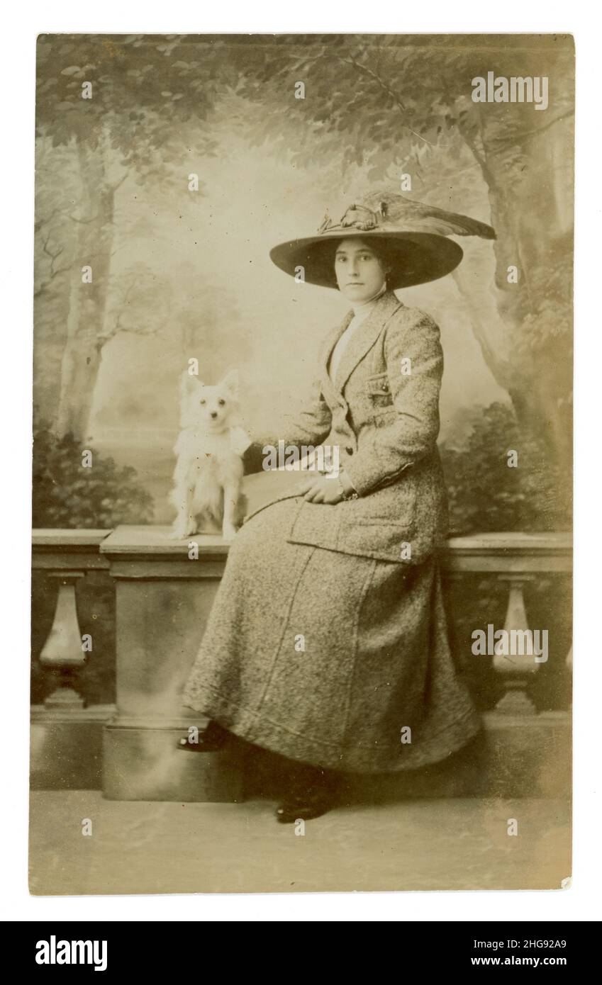 Signora che indossa abiti alla moda Immagini senza sfondo e Foto Stock ritagliate Alamy