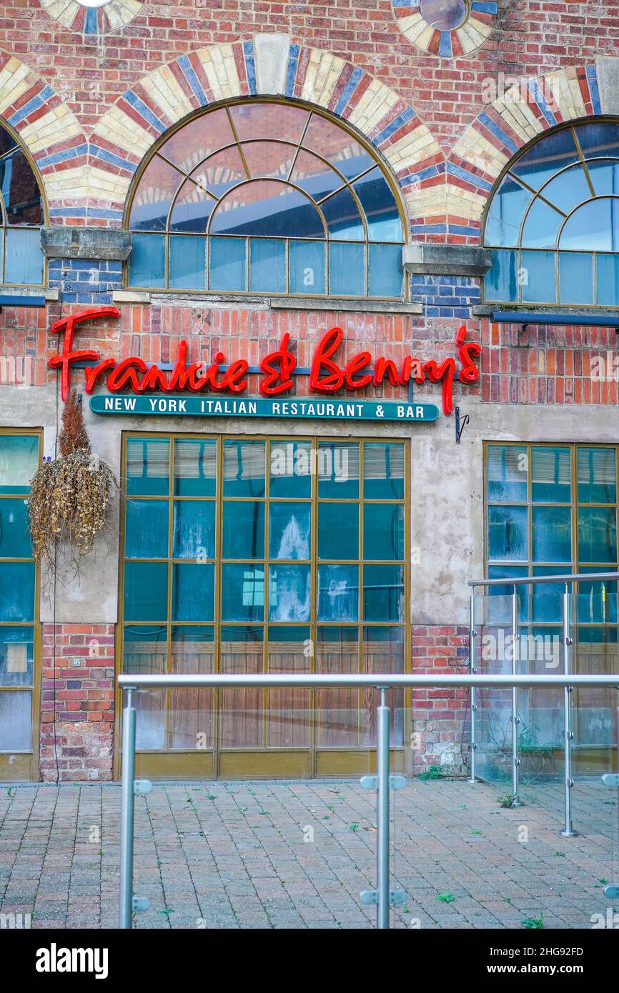 Vista diurna dell'entrata del ristorante Frankie and Benny's, Kidderminster, Regno Unito, ora uno dei punti vendita permanentemente chiuso. Foto Stock