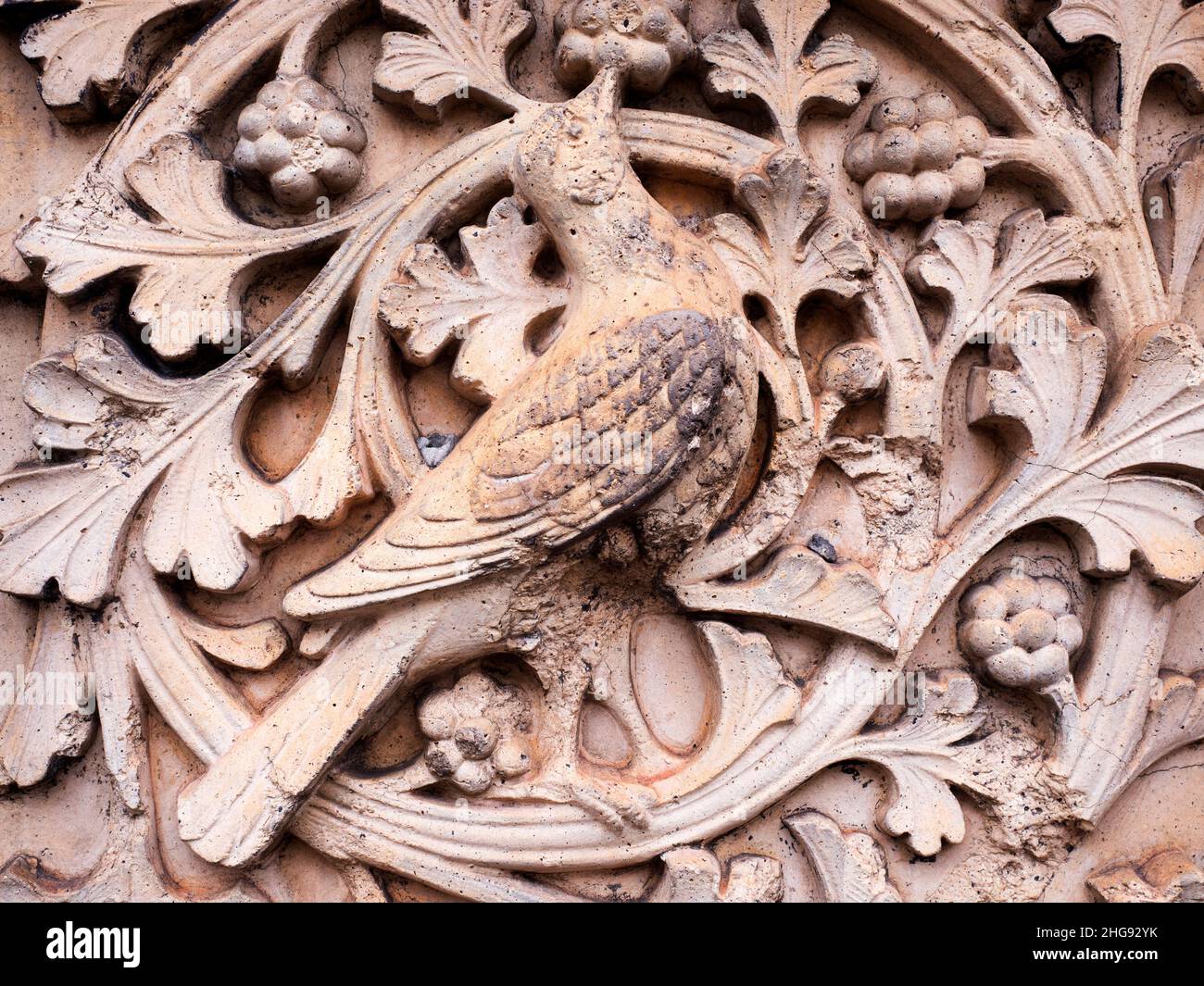 Dettagli di scultura in pietra su un molo d'ingresso al Museo di Storia Naturale Cromwell Road Borough di Kensington e Chelsea London Inghilterra Foto Stock