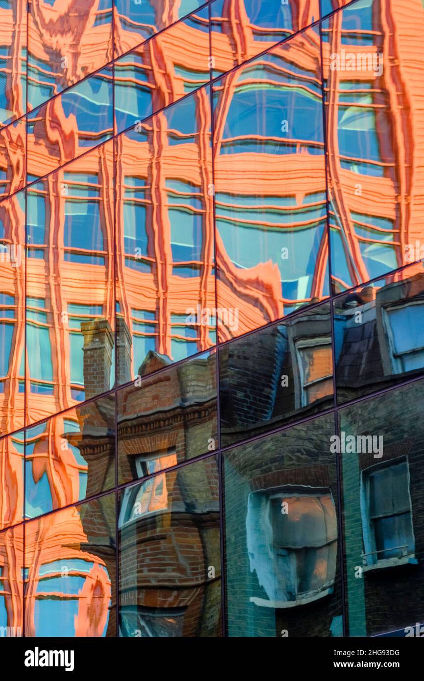 Riflessi astratti di edifici vecchi e moderni nel centro di Londra, Regno Unito. Foto Stock