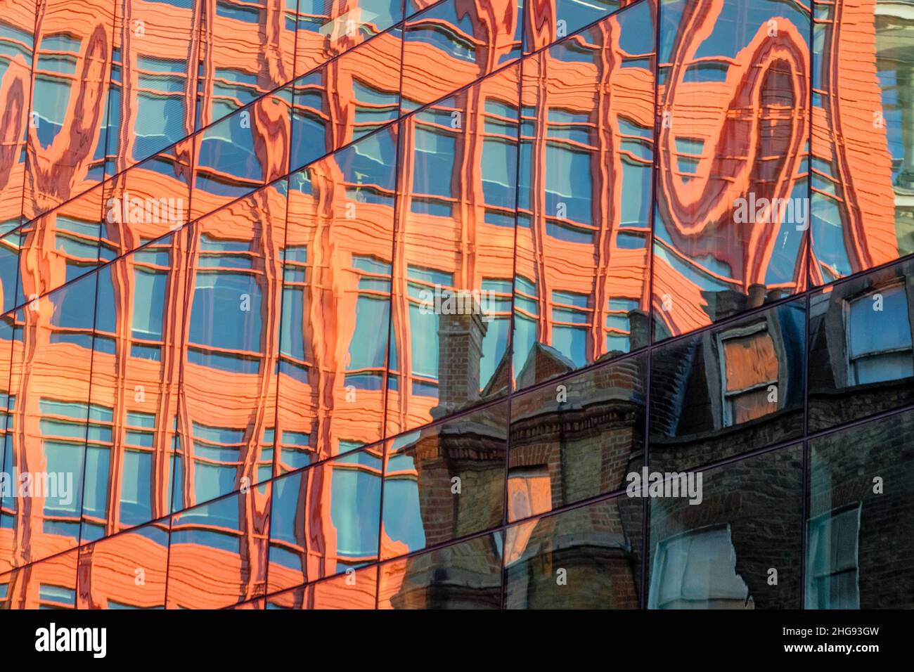 Riflessi astratti di edifici vecchi e moderni nel centro di Londra, Regno Unito. Foto Stock