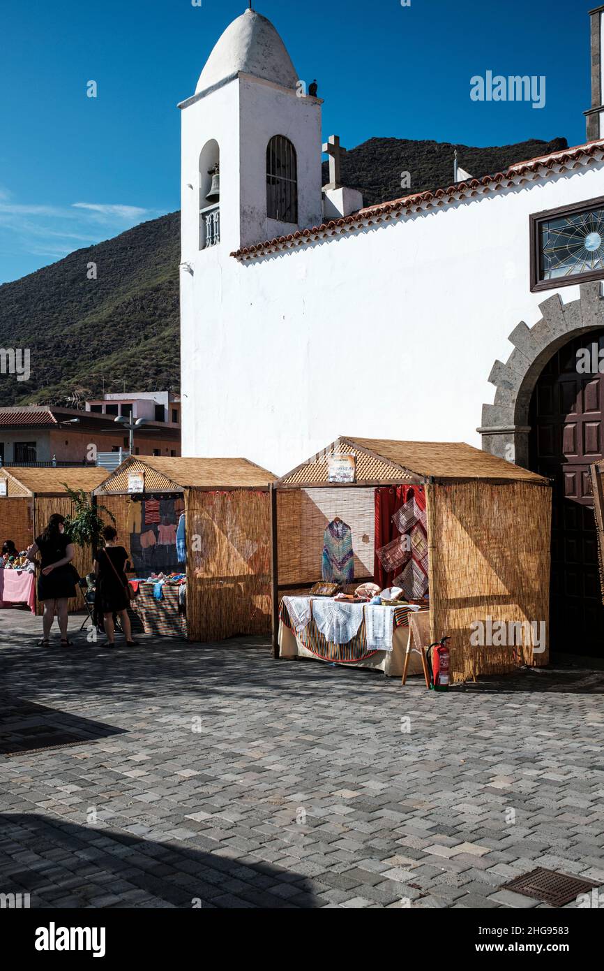 Bancarelle di mercato artigianale nella piazza presso la chiesa di Santiago del Teide, Tenerife, Isole Canarie, Spagna Foto Stock