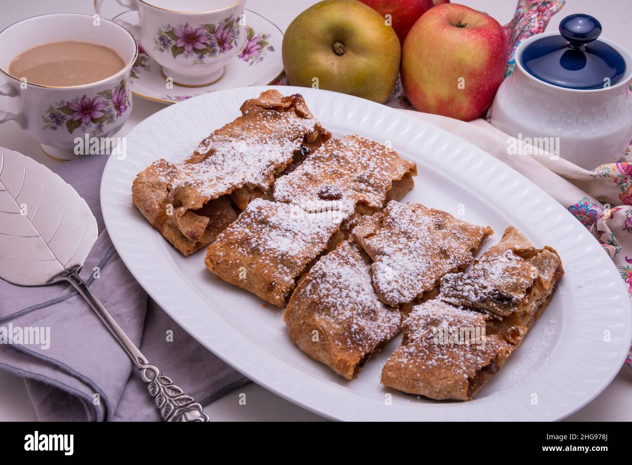 Strudel, torta austriaca fatta con mele Foto Stock