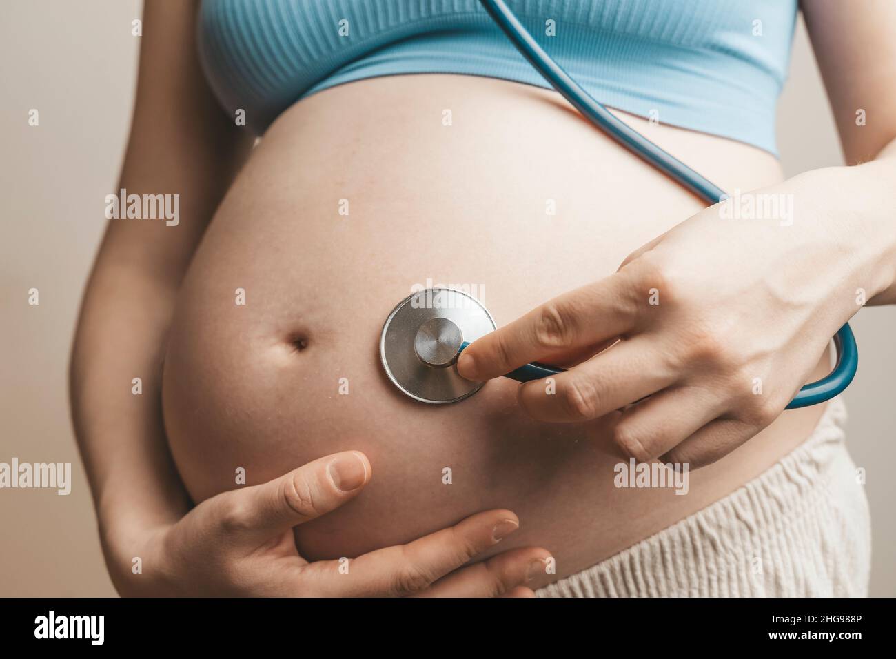 La donna incinta ascolta il battito cardiaco del bambino e i