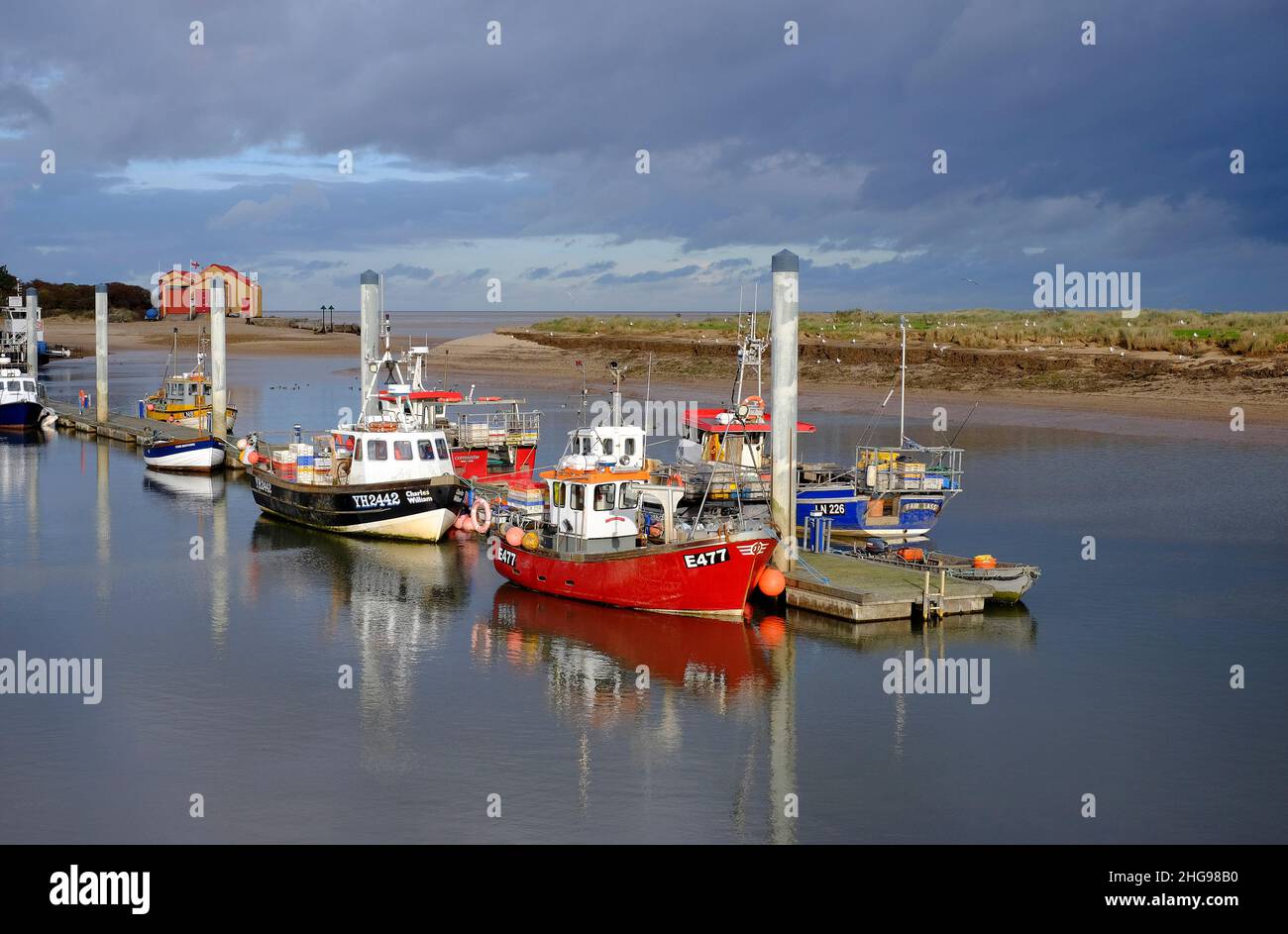 barche da pesca ormeggiate nel porto vicino al mare, norfolk settentrionale, inghilterra Foto Stock