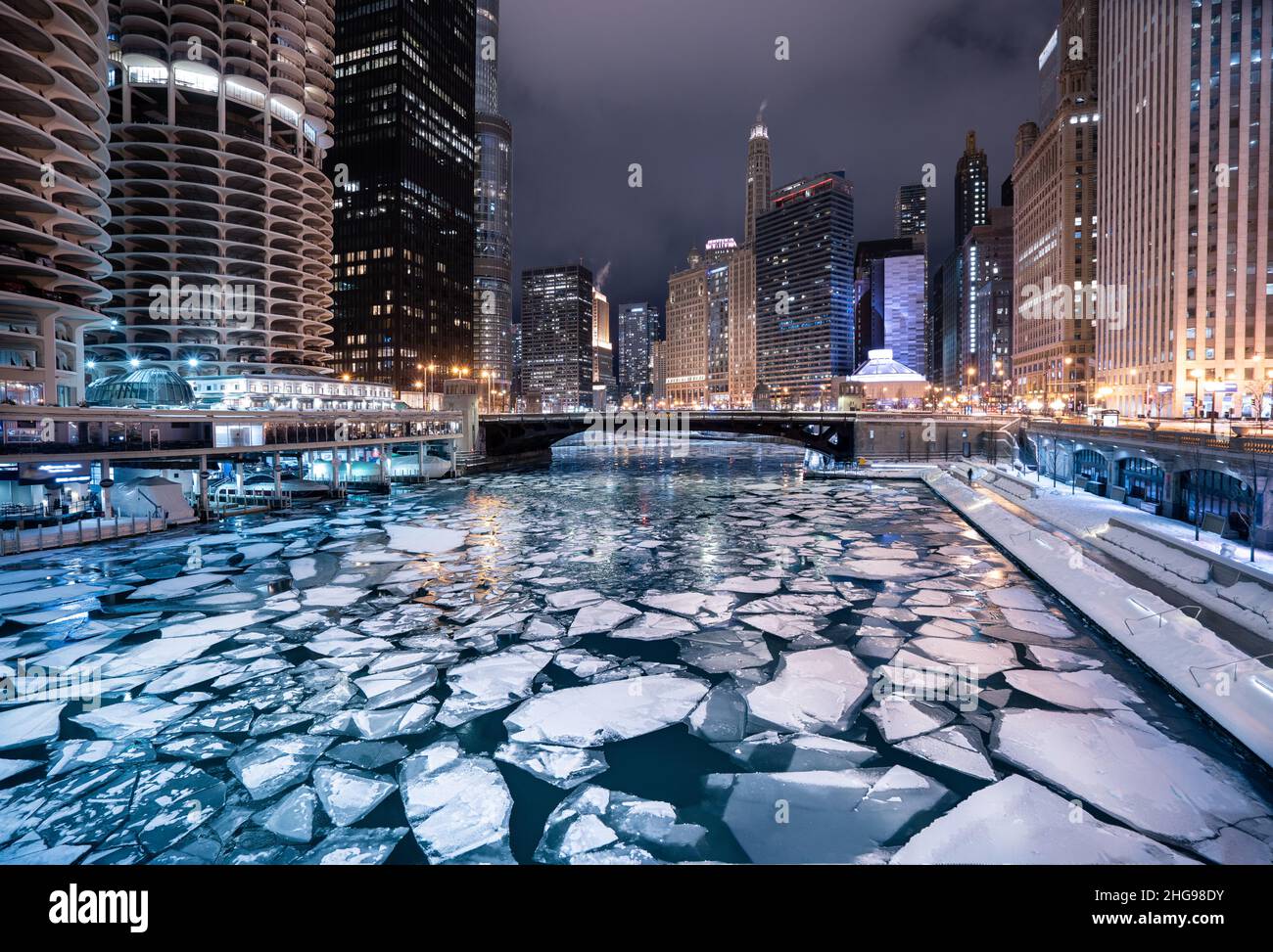 Paesaggio urbano del centro e fiume di Chicago ghiacciato di notte, Chicago, Illinois, Stati Uniti Foto Stock