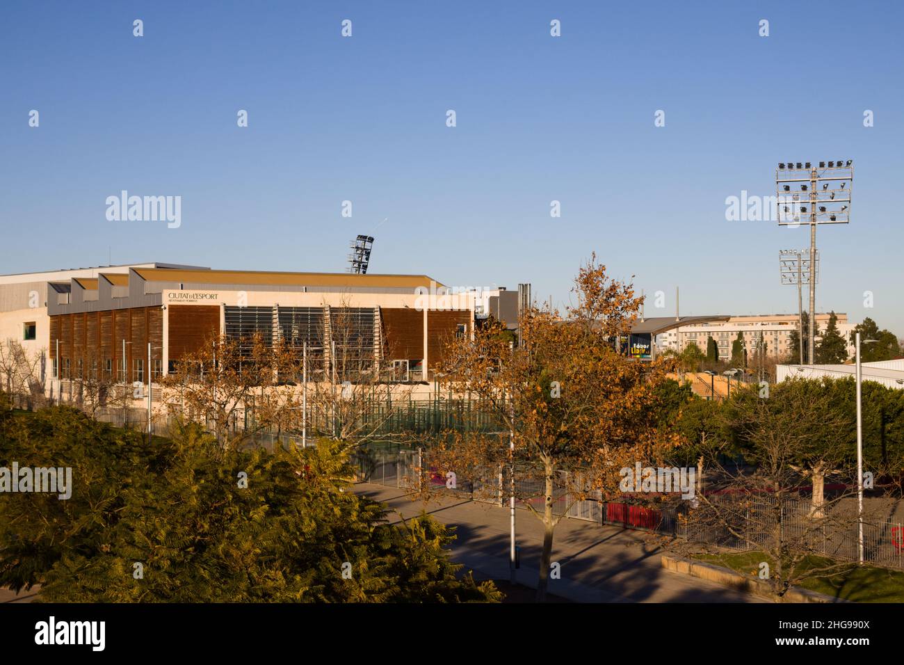 Gennaio, 2022. Torrent, Valencia, Spagna. Vista dell'edificio del centro sportivo di Torrent conosciuto come la Città dello Sport Foto Stock
