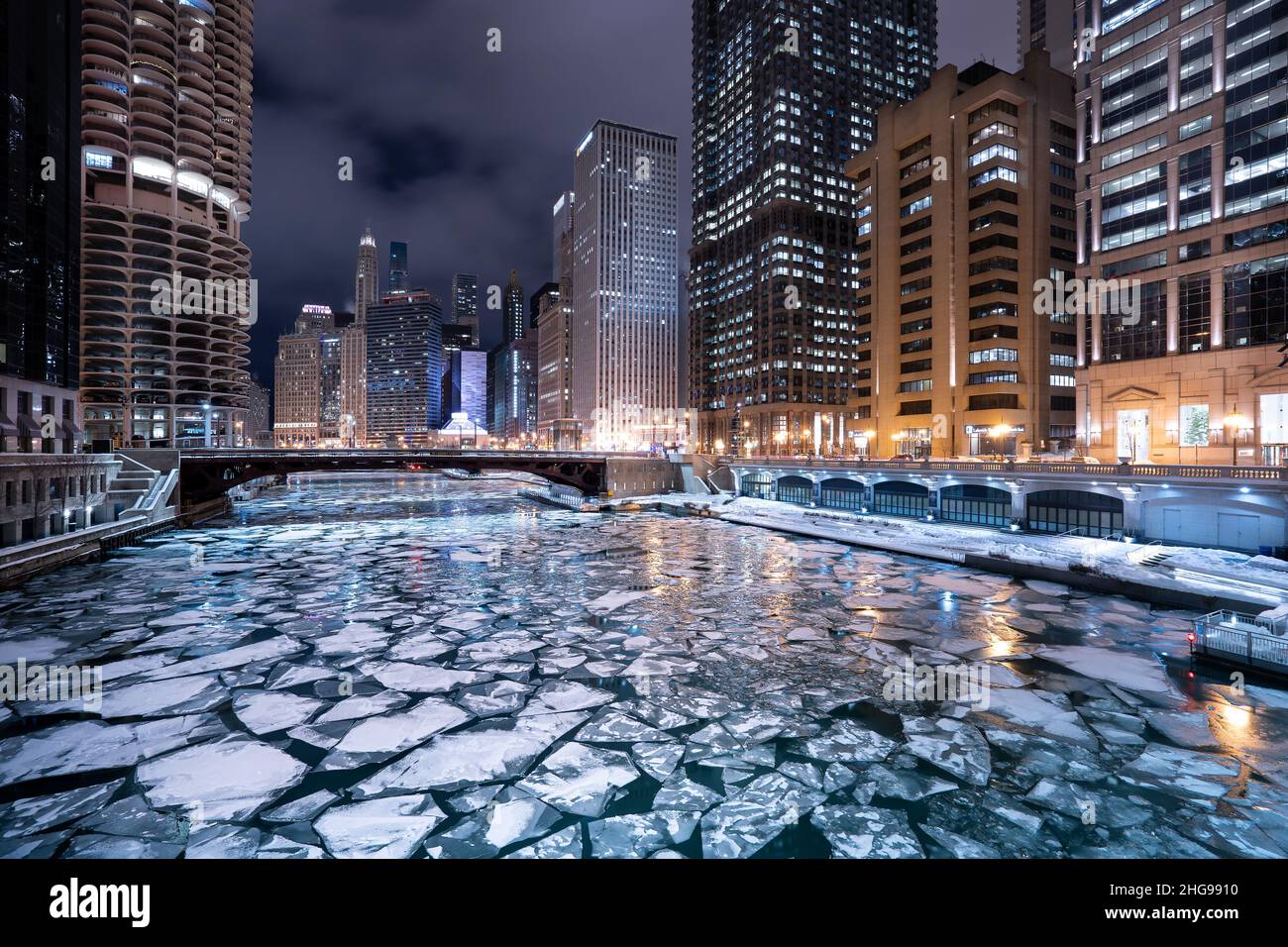 Paesaggio urbano del centro e fiume di Chicago ghiacciato di notte, Chicago, Illinois, Stati Uniti Foto Stock