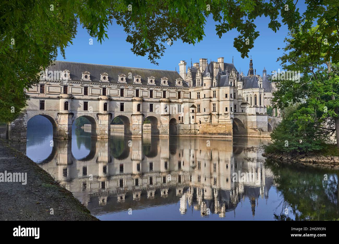 Il Renaissance Chateau de Chenonceau che attraversa il fiume Cher, Indre-et-Loire, costruito nel 1514–1522. Il ponte sul fiume è stato costruito (1556-1559) a. Foto Stock