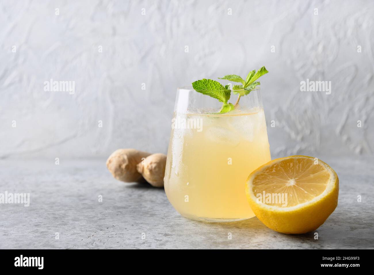 Sana bevanda kombucha in bicchiere con limone e zenzero. Bevanda biologica di freschezza probiotica per l'estate calda. Foto Stock