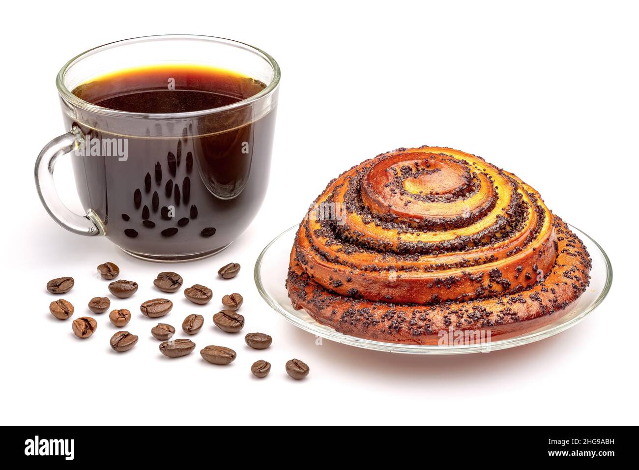 Cannella bagna cosparso di semi di papavero e tazza di caffè isolato su sfondo bianco. Foto Stock