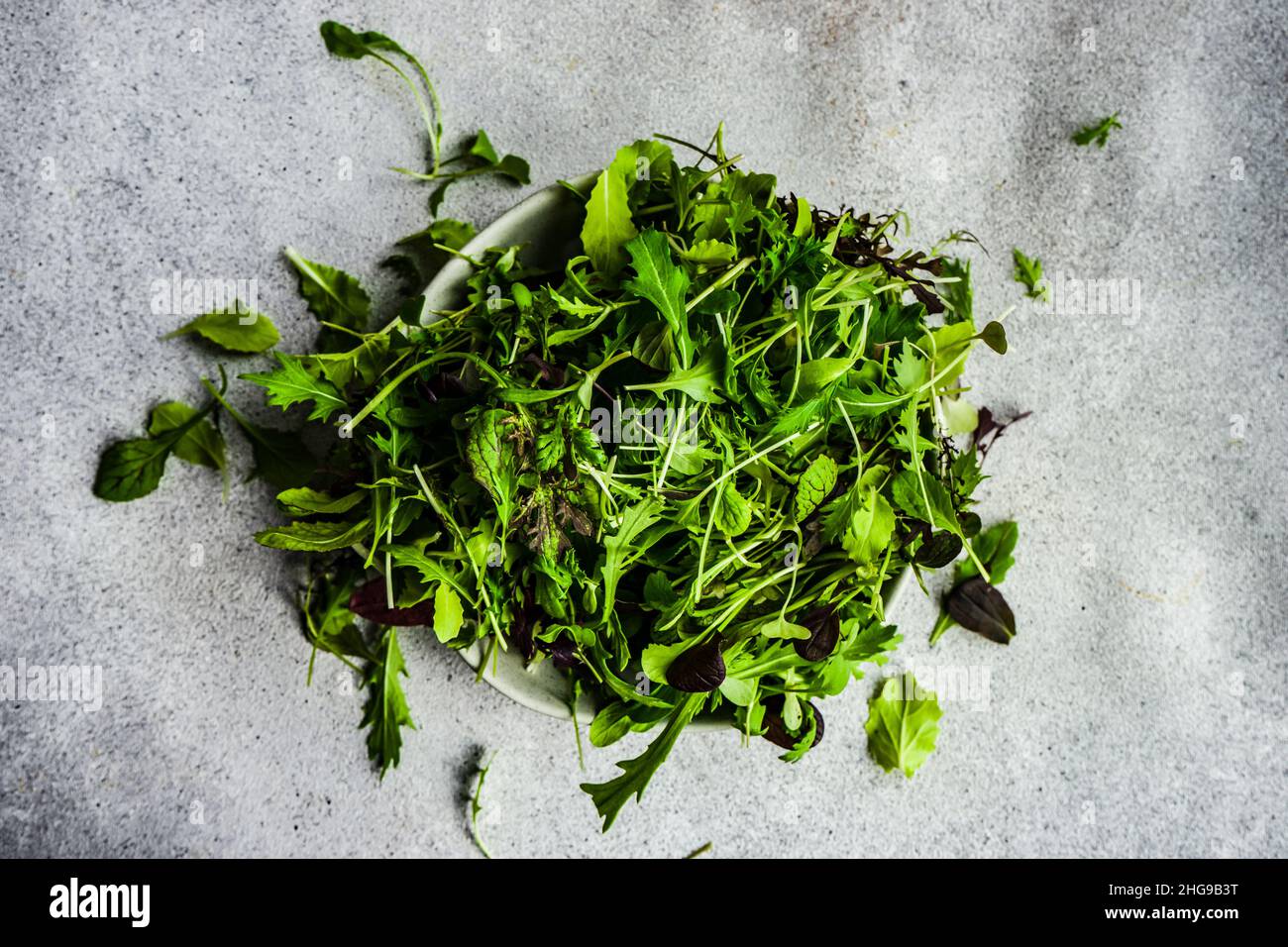 Vista dall'alto di una ciotola di foglie di insalata mista Foto Stock