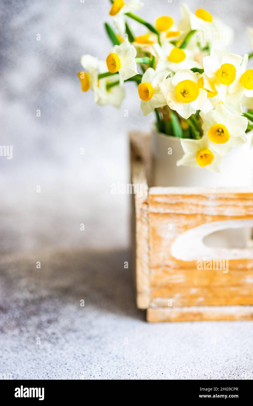 Mazzo di fiori di narciso in una caraffa Foto Stock