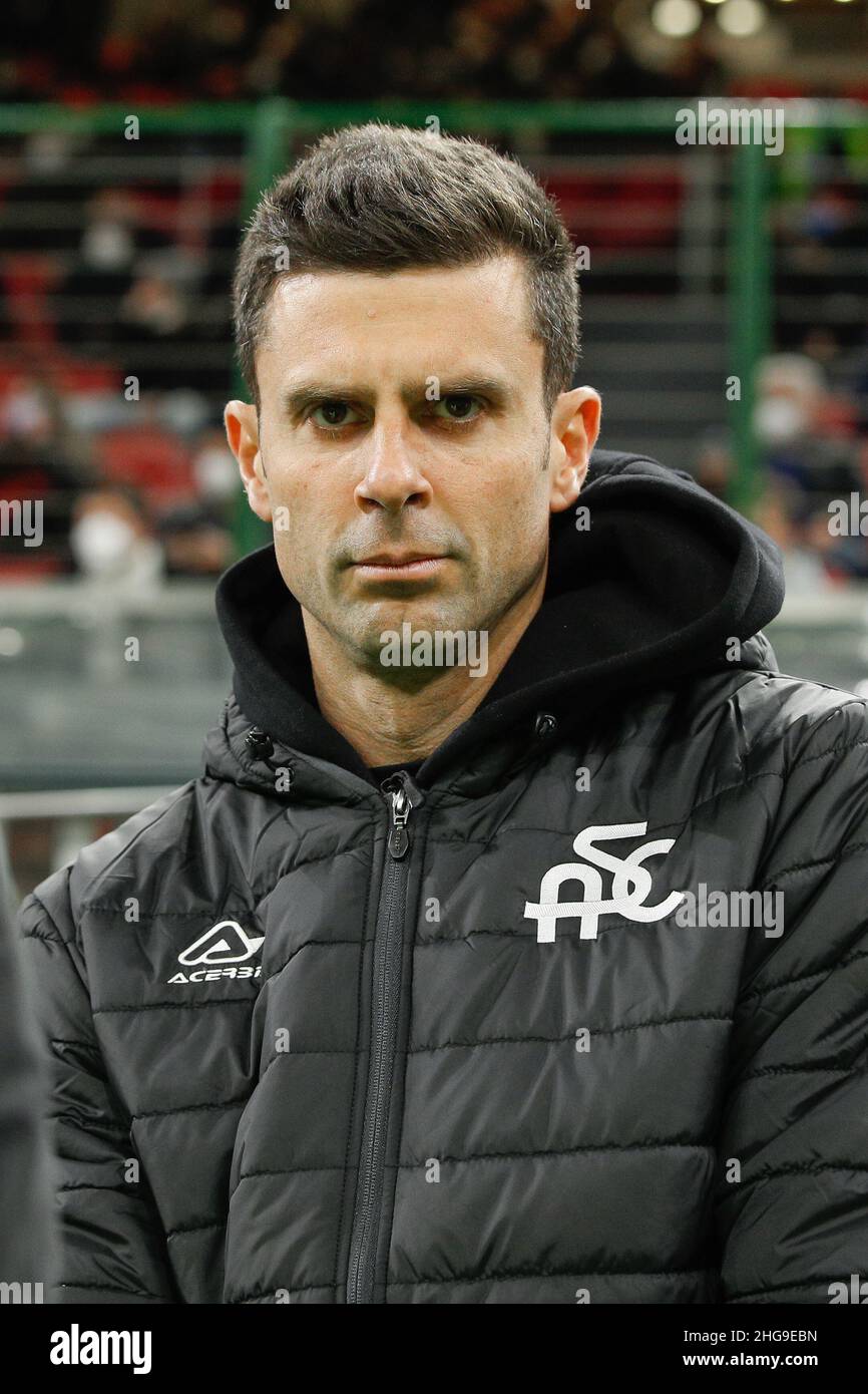 Italia, Milano, 17 2022 gennaio: Thiago Motta (Spezia manager) in panchina prima del calcio d'inizio sulla partita di calcio AC Milan vs Spezia, Serie A 2021-2022 day22, Stadio San Siro (Foto di Fabrizio Andrea Bertani/Pacific Press) Foto Stock