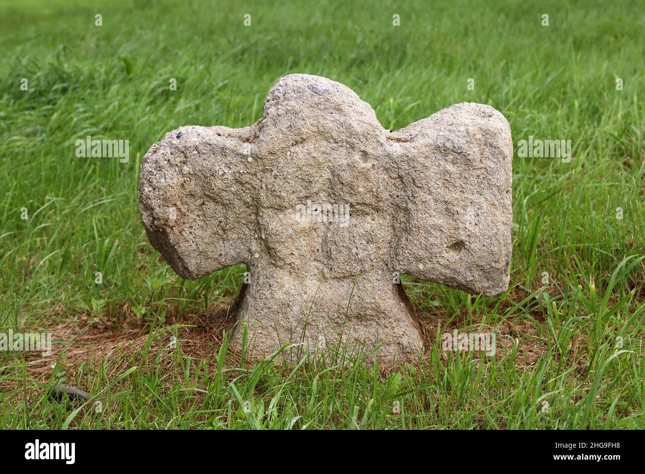 Vecchia croce di pietra con un rilievo della croce - croce di conciliazione vicino al villaggio di Hubenov, regione di Pilsen Foto Stock
