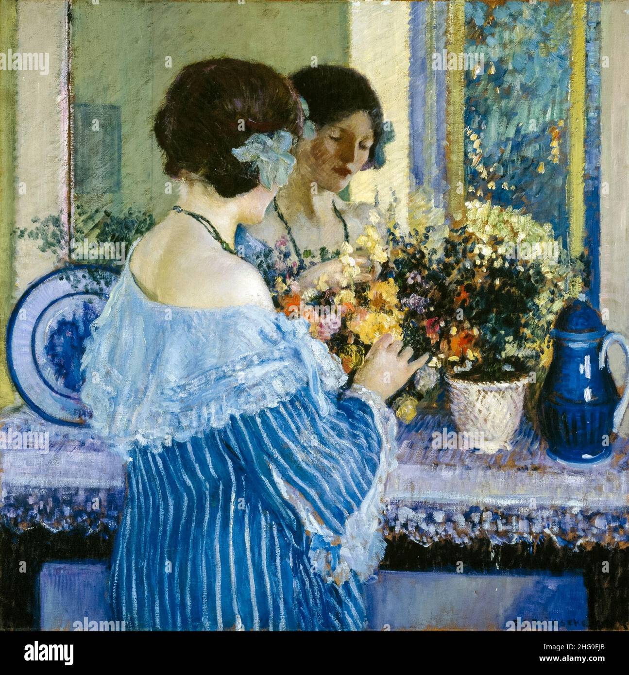 Frederick Carl Frieseke, pittura, ragazza in Blu arrangiamento dei fiori, circa 1915 Foto Stock