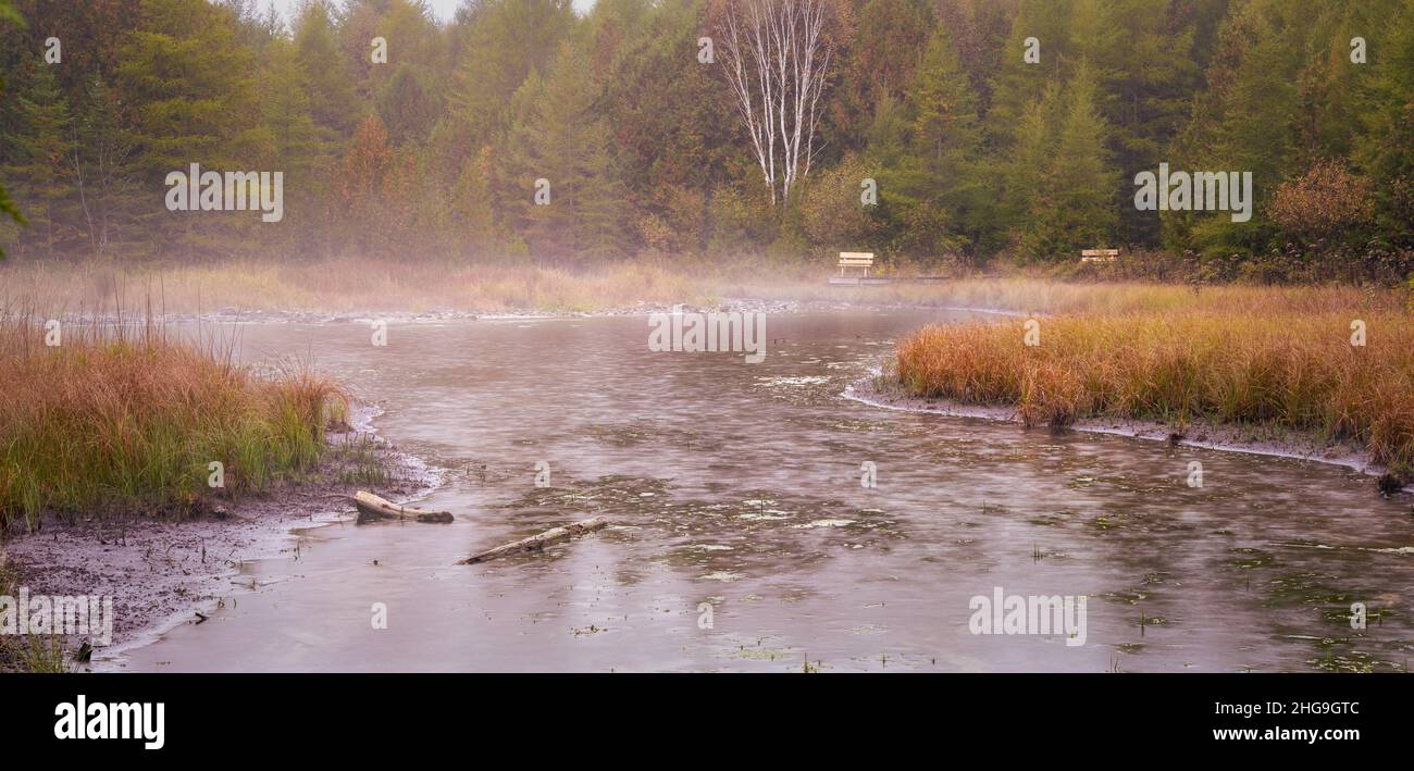 Una nebbia/nebbia al mattino presto sull'acqua su una terra di Door County mi trovo vicino a Sister Bay, a Door County Wisconsin. Foto Stock